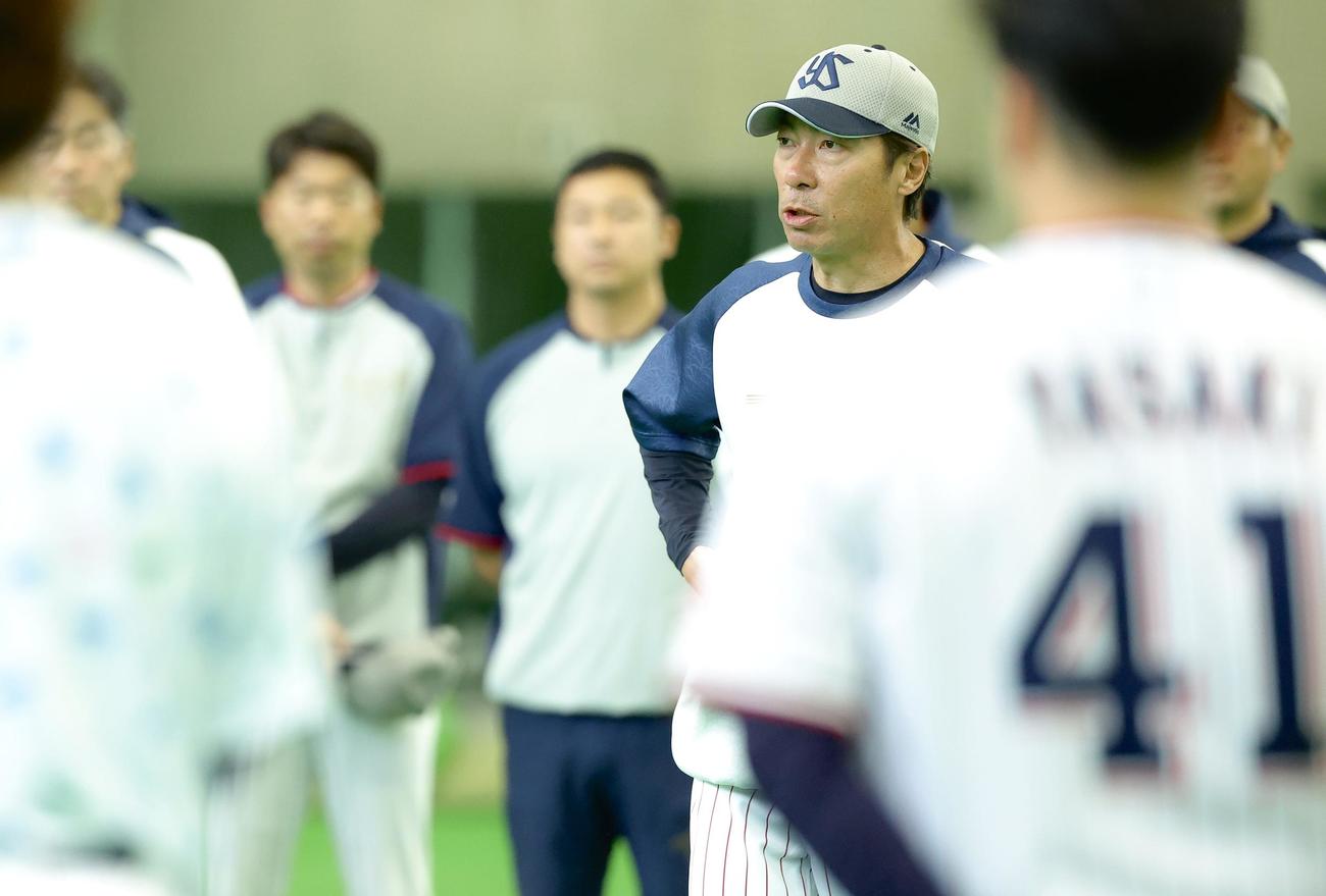 練習開始前、円陣を組むヤクルト高津監督（撮影・河田真司）