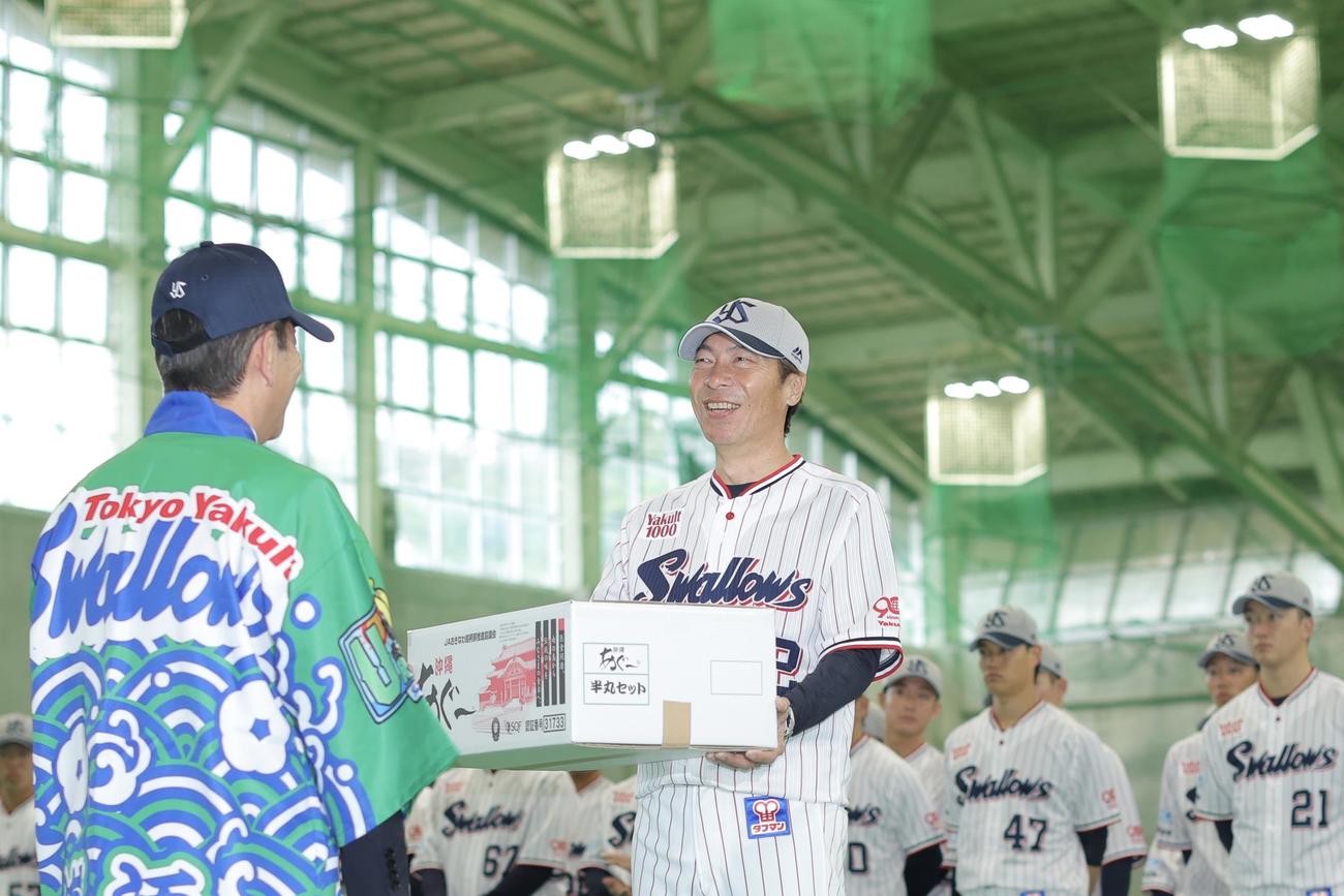 歓迎式に臨むヤクルト高津監督（撮影・河田真司）