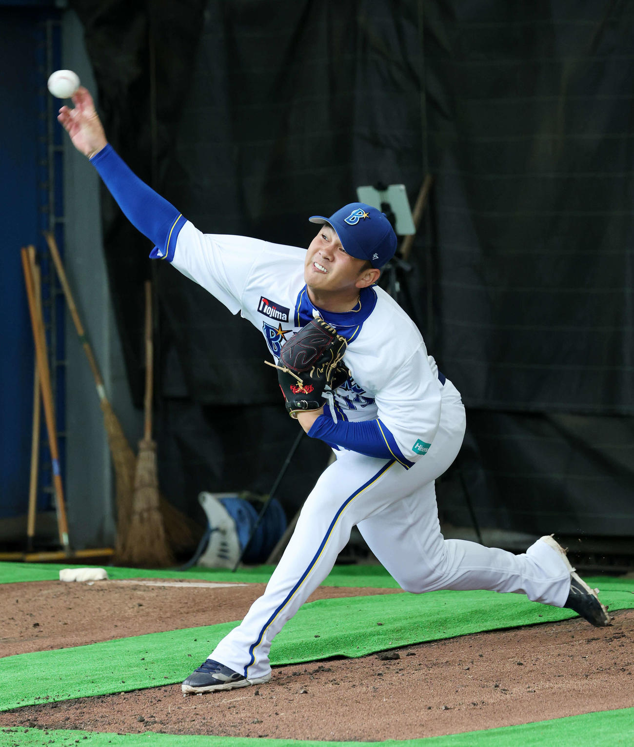 ブルペンで投球練習するDeNA山崎（撮影・鈴木正人）