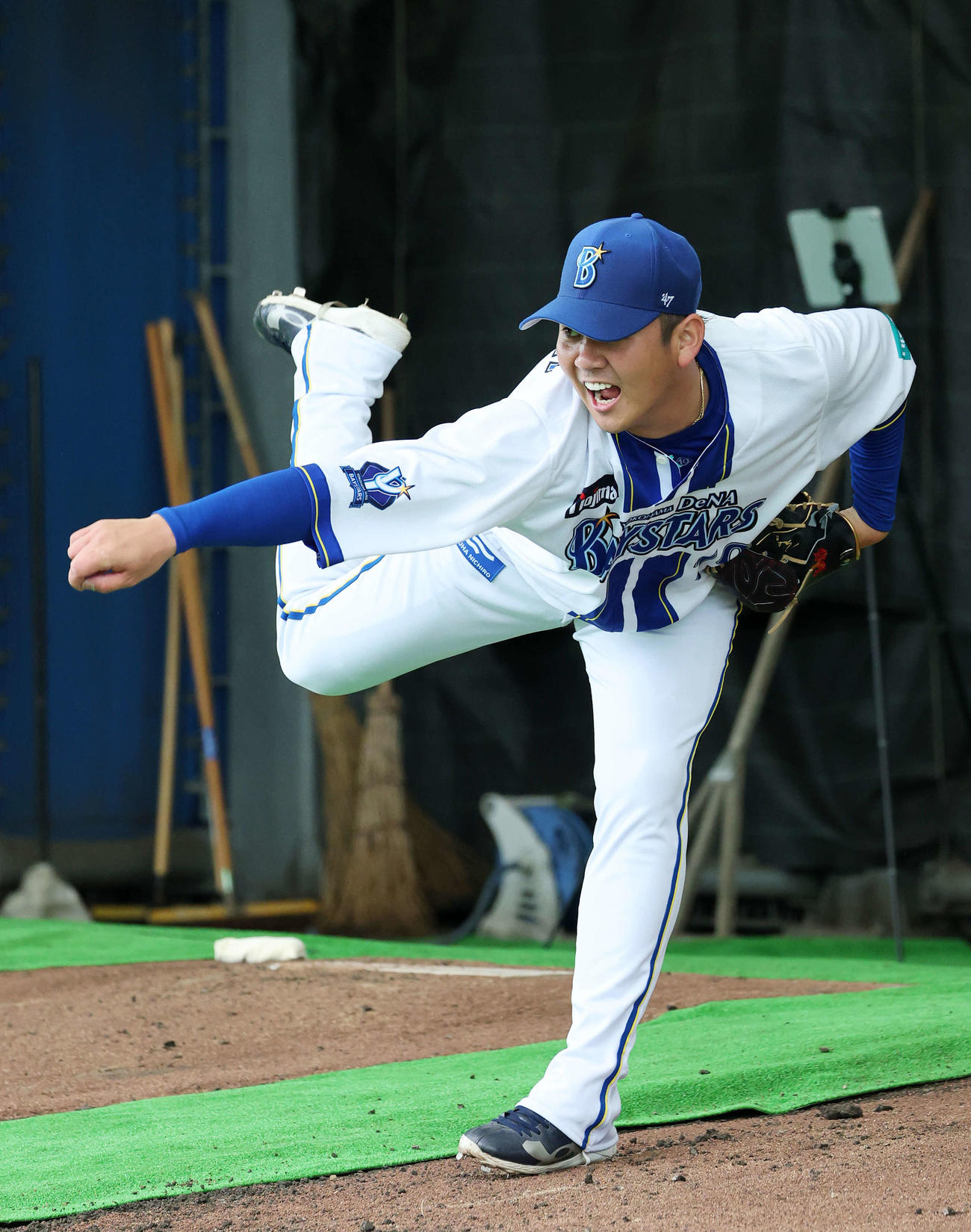 ブルペンで投球練習するDeNA山崎（撮影・鈴木正人）