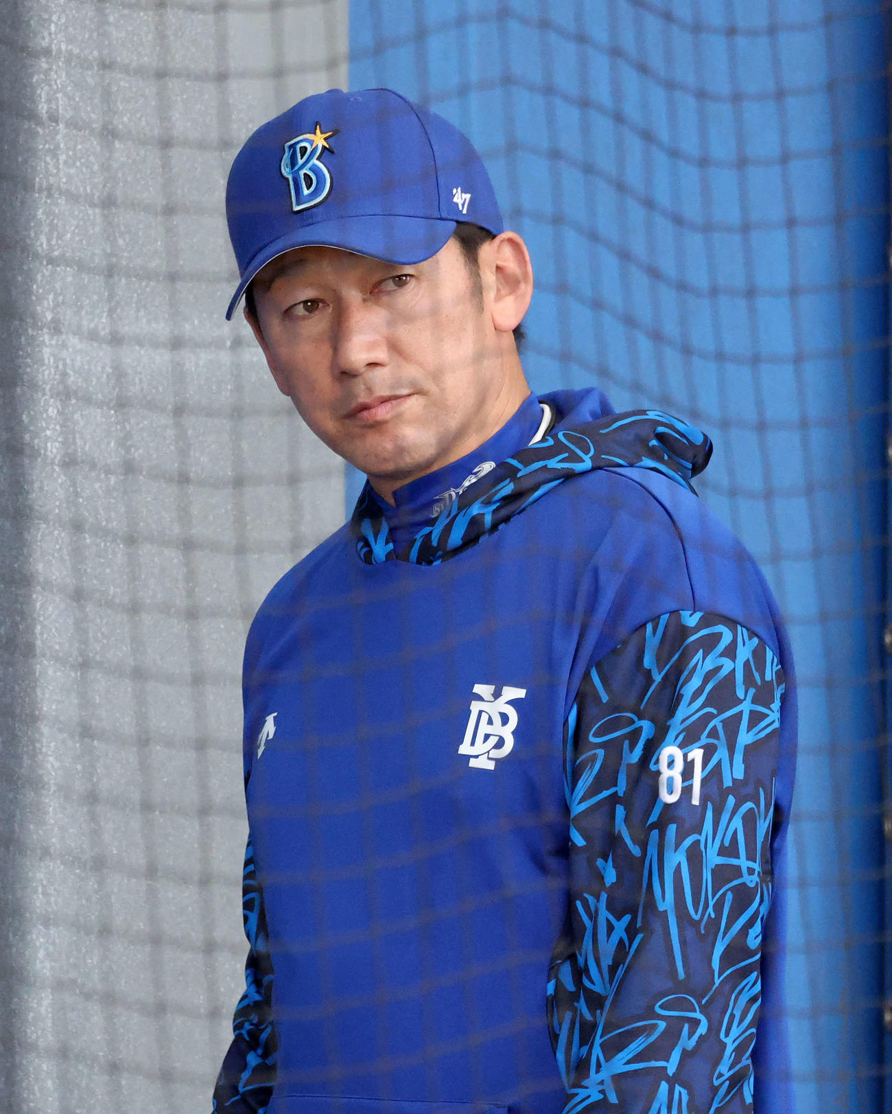 ブルペンで投球練習を見つめるDeNA三浦監督（撮影・鈴木正人）