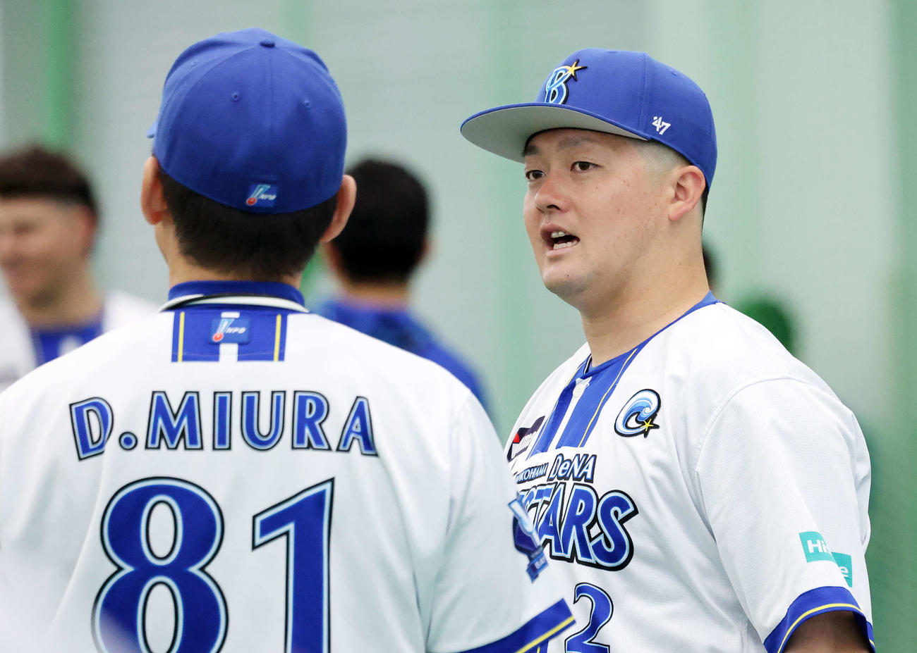 練習前、DeNA三浦監督（左）と話す牧（撮影・鈴木正人）