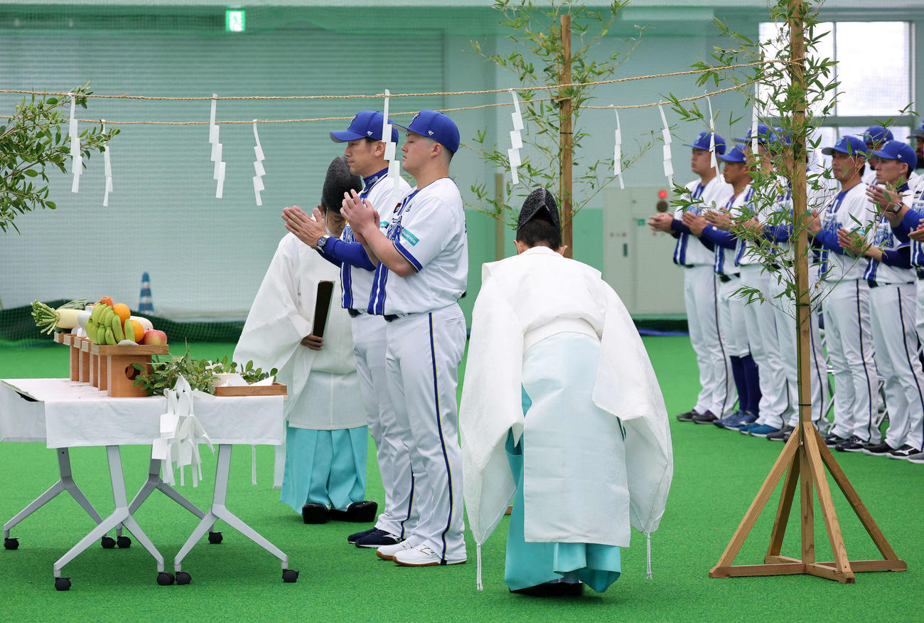 安全・天候祈願に臨むDeNA三浦監督（左）と牧（撮影・鈴木正人）