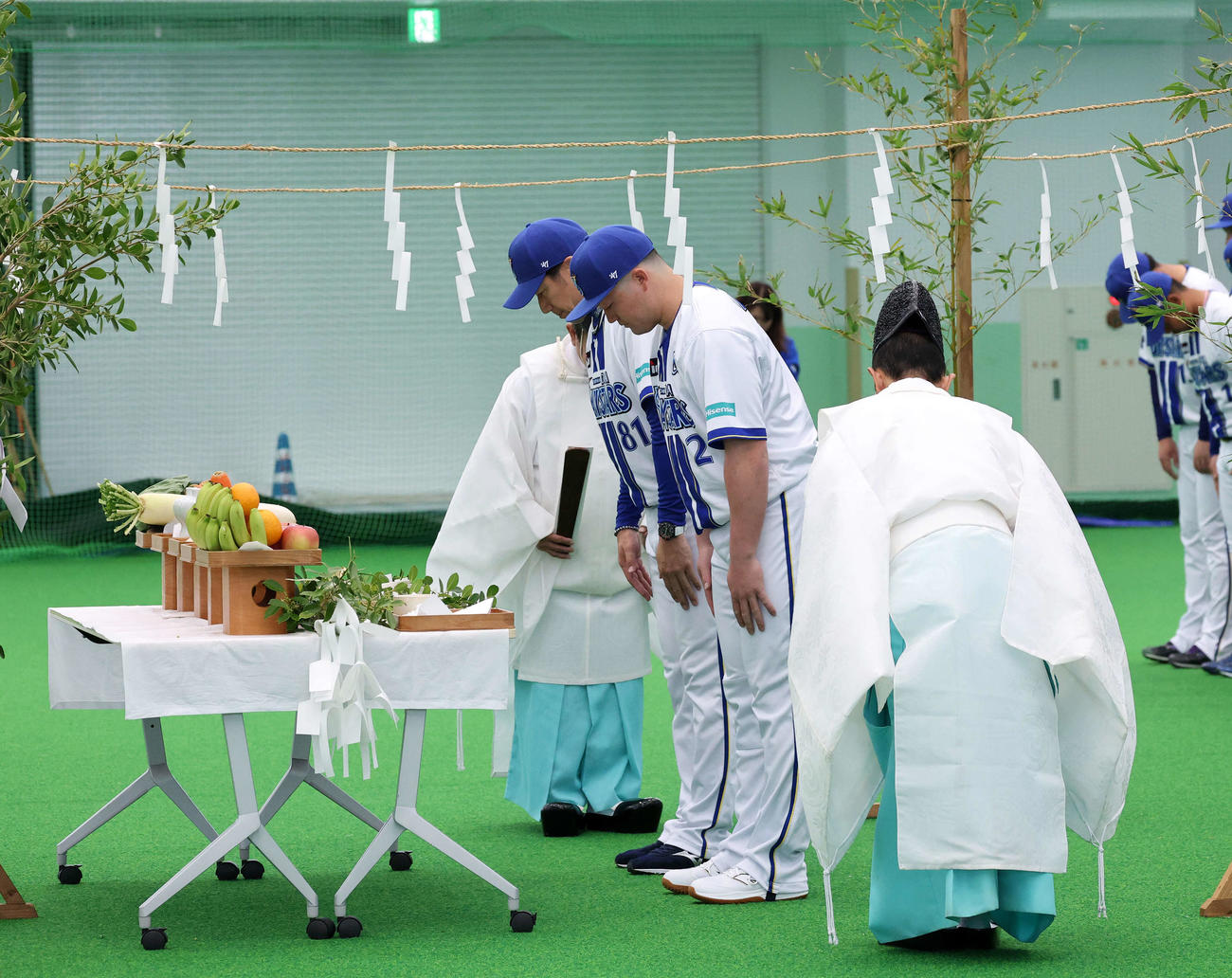 安全・天候祈願に臨むDeNA三浦監督（左）と牧（撮影・鈴木正人）