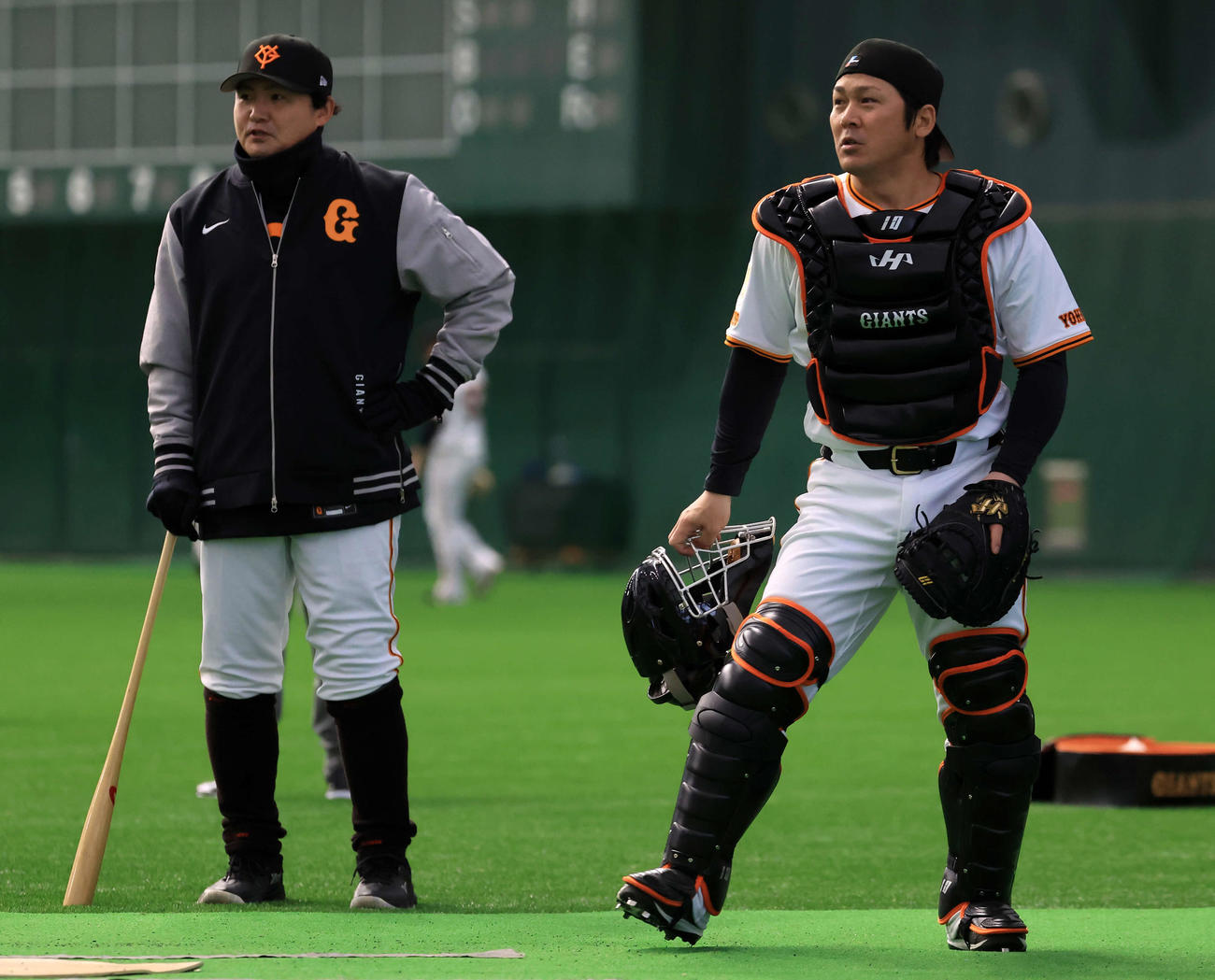 キャンプ初日、巨人甲斐（右）はブルペンに入る際、杉内コーチと話をする（撮影・浅見桂子）