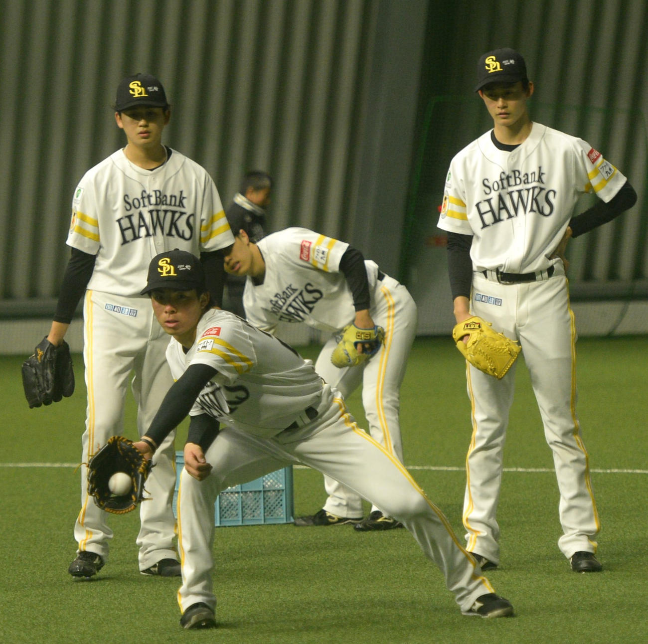 ノックで汗を流すソフトバンク村上（撮影・佐藤究）