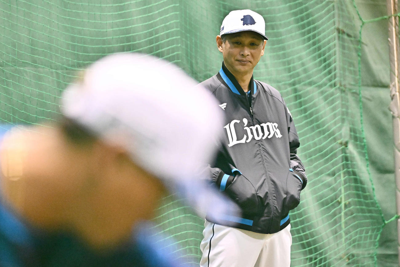 練習する選手を見守る西武西口監督（撮影・滝沢徹郎）