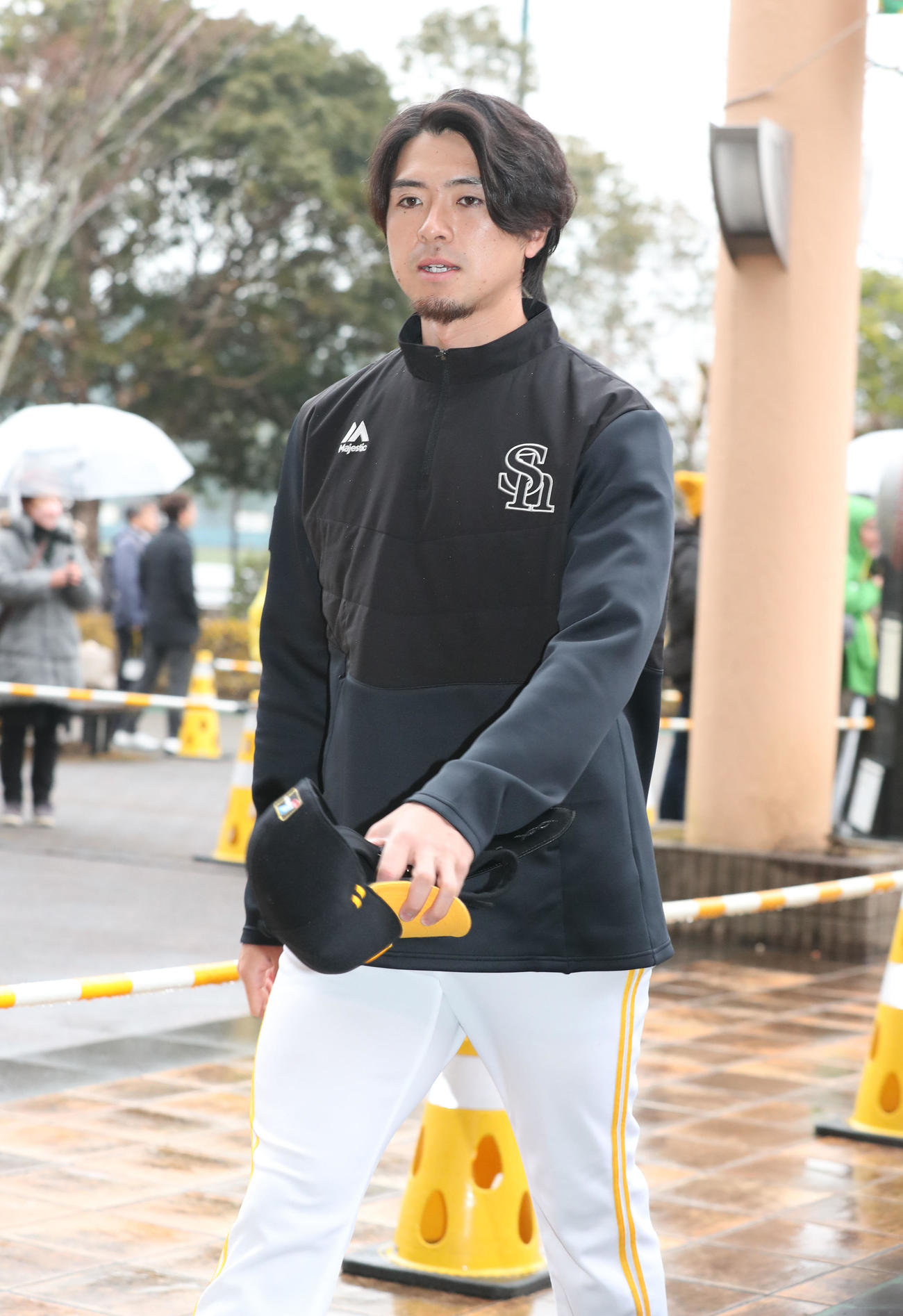 キャンプ初日、球場入りする上沢（撮影・梅根麻紀）
