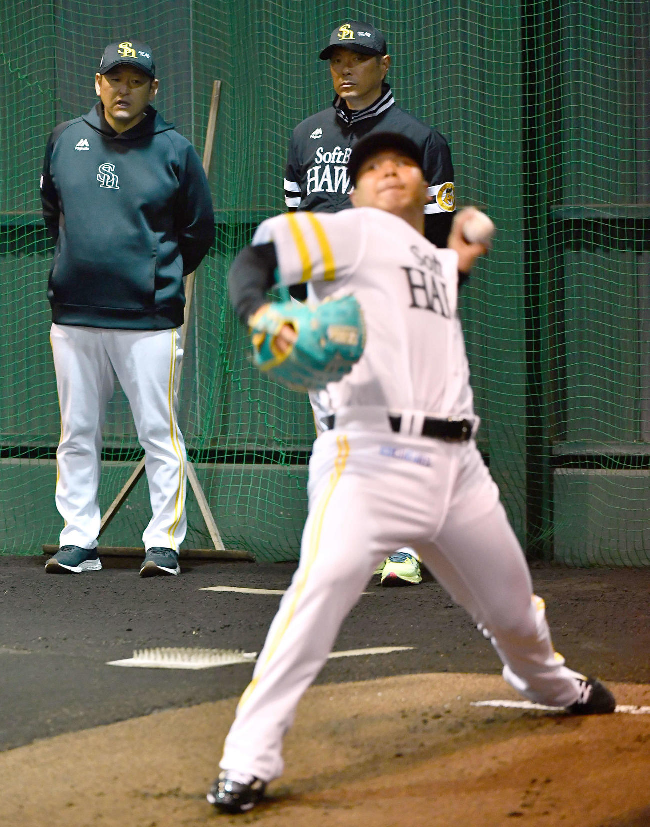 ブルペンで投げ込む浜口（手前）を見つめるソフトバンク小久保監督（右）と倉野コーチ（撮影・岩下翔太）