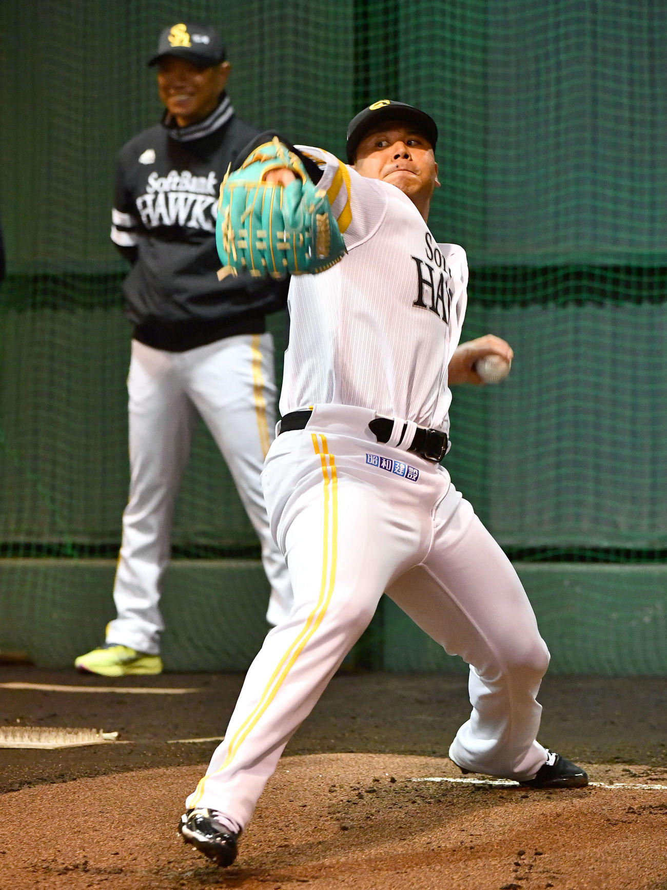 ブルペンで小久保監督（左）の前で投げ込むソフトバンク浜口（撮影・岩下翔太）