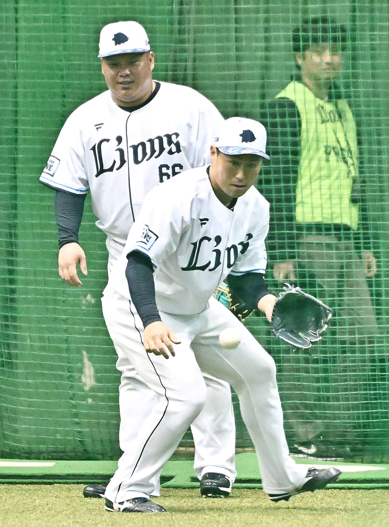 ノックを受ける西武渡部聖（手前）と渡部健（撮影・滝沢徹郎）