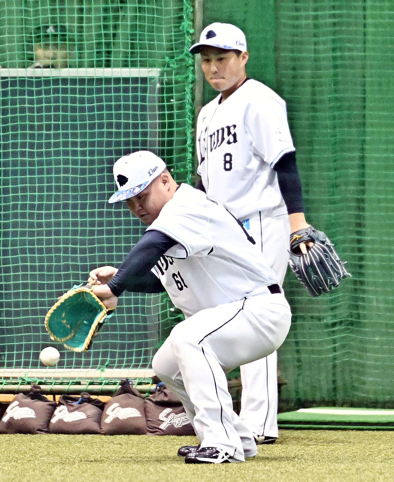 ックを受ける西武渡部健（手前）と渡部聖（撮影・滝沢徹郎）