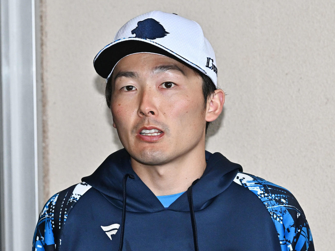 練習を終え取材に応じる西武源田（撮影・滝沢徹郎）