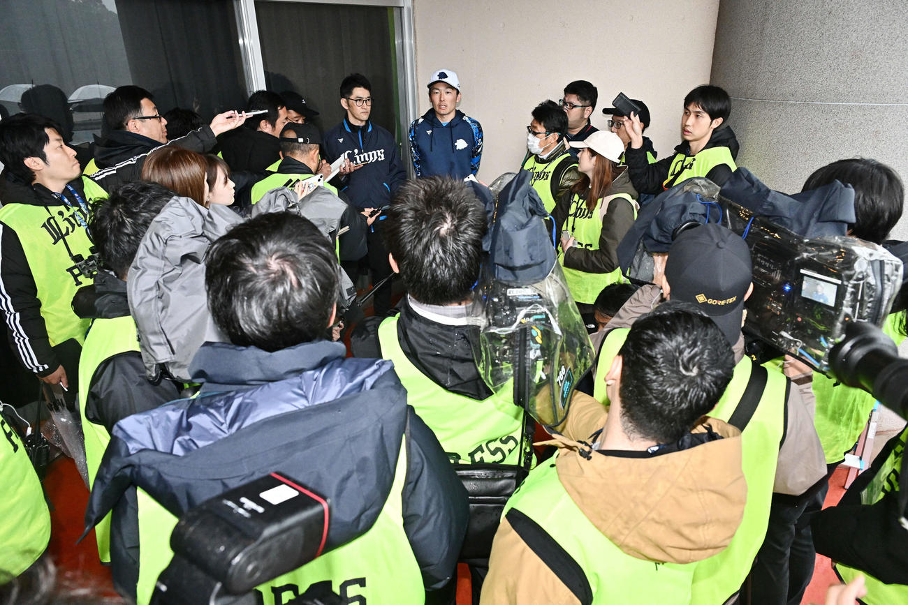 取材に応じる西武源田（撮影・滝沢徹郎）