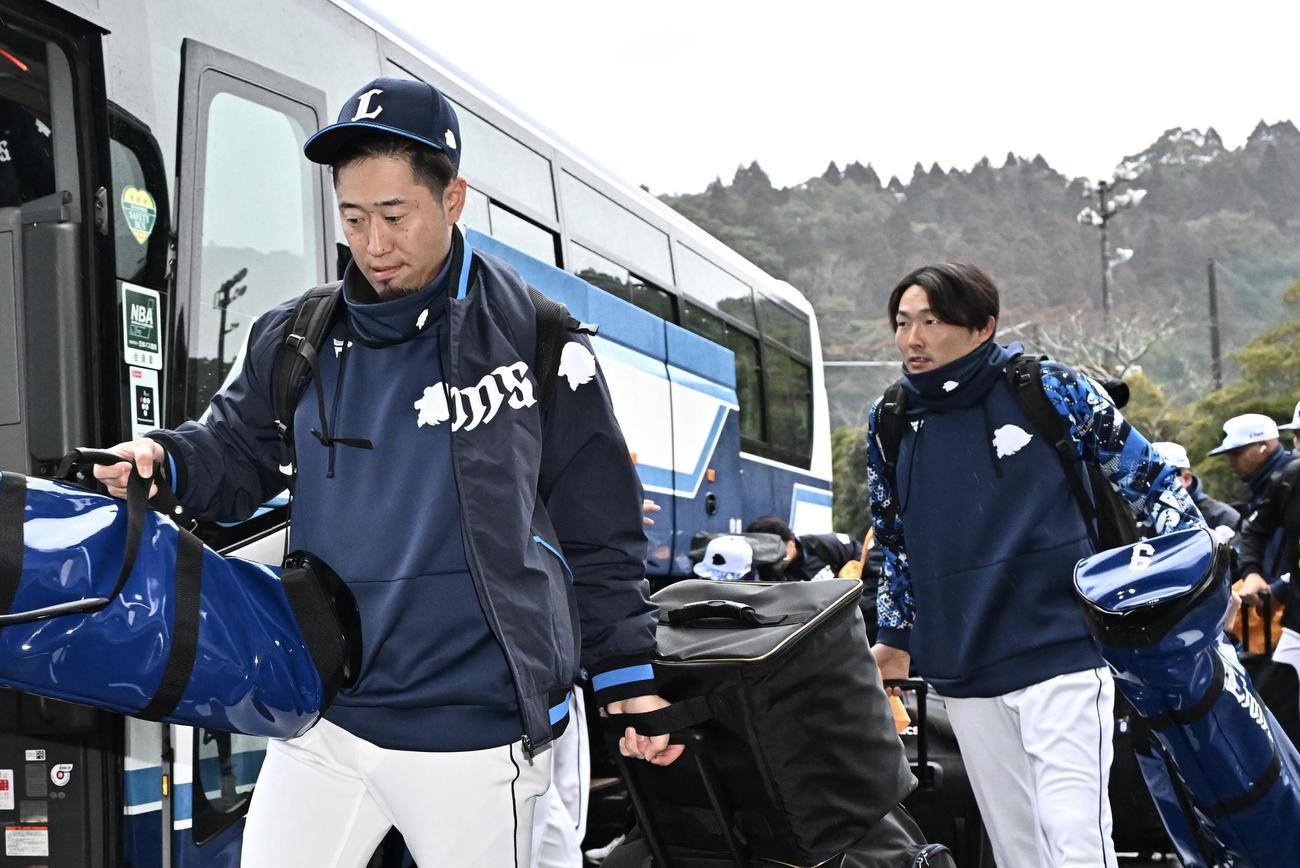南郷スタジアムに入る西武外崎（左）と源田（撮影・滝沢徹郎）
