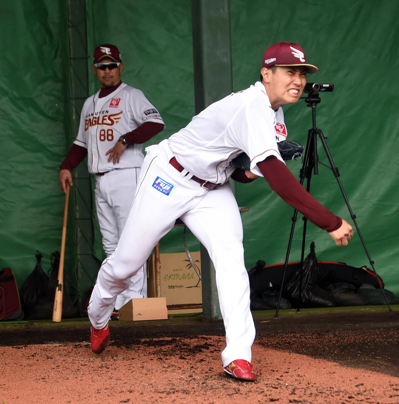 ブルペンで投球練習する楽天渡辺翔（右）と見守る三木監督（撮影・山田愛斗）