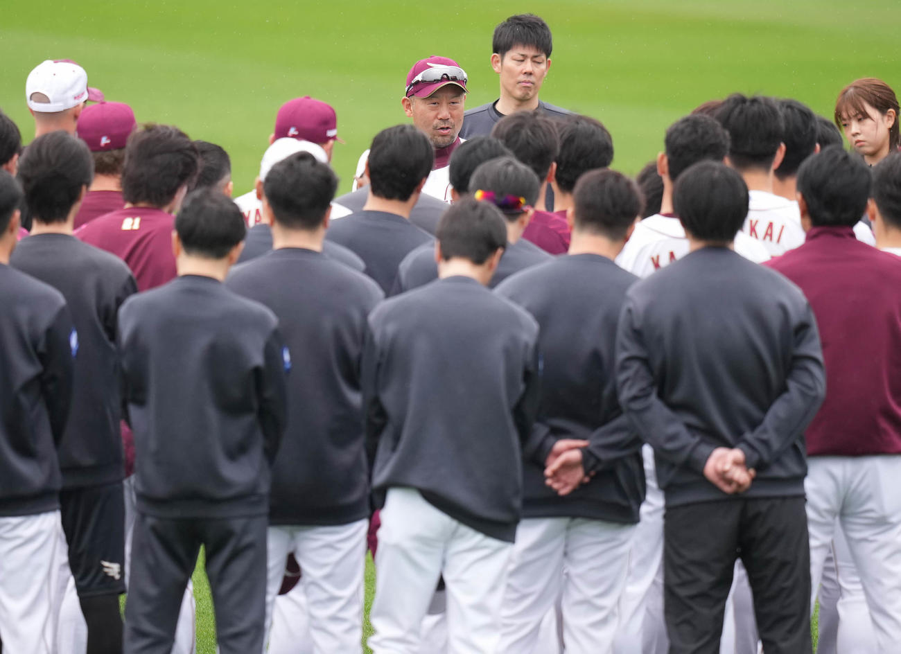 ナインの前で話す楽天三木監督（撮影・鈴木みどり）