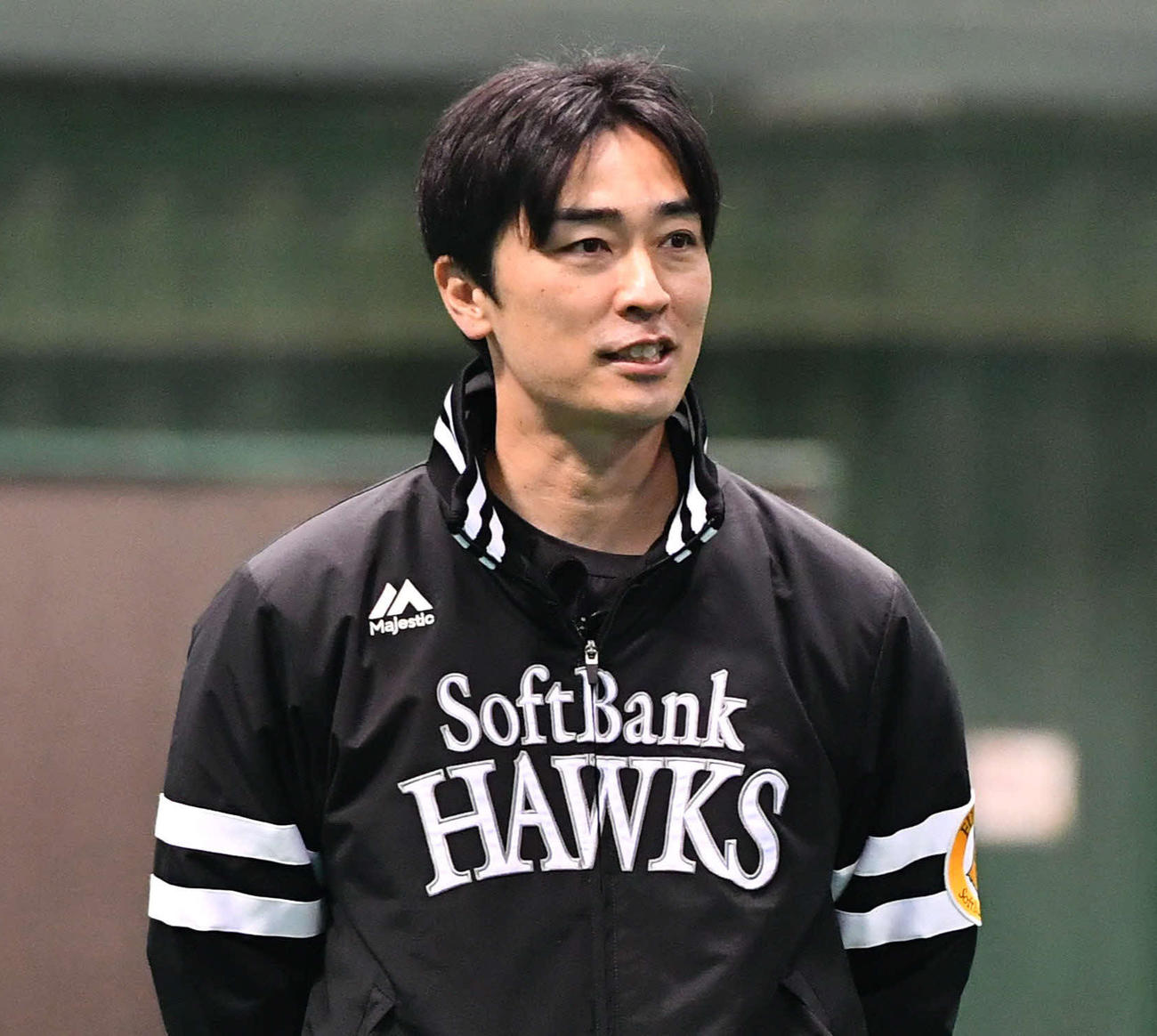 練習開始前にソフトバンクナインにあいさつする、和田アドバイザー（撮影・岩下翔太）