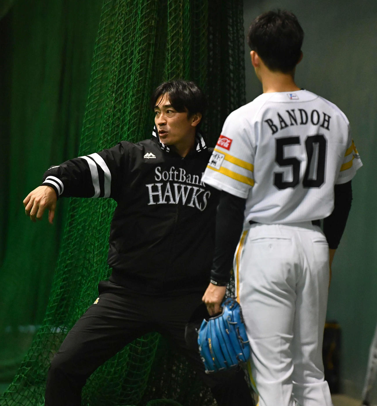 ソフトバンク板東（右）を指導する和田アドバイザー（撮影・岩下翔太）