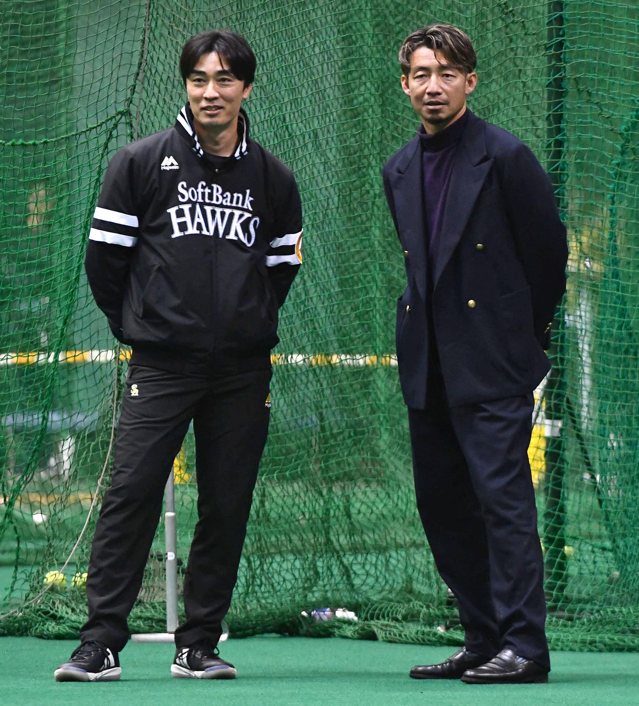 ソフトバンクのキャンプ地を訪問した鳥谷敬氏（右）と話す和田アドバイザー（撮影・岩下翔太）