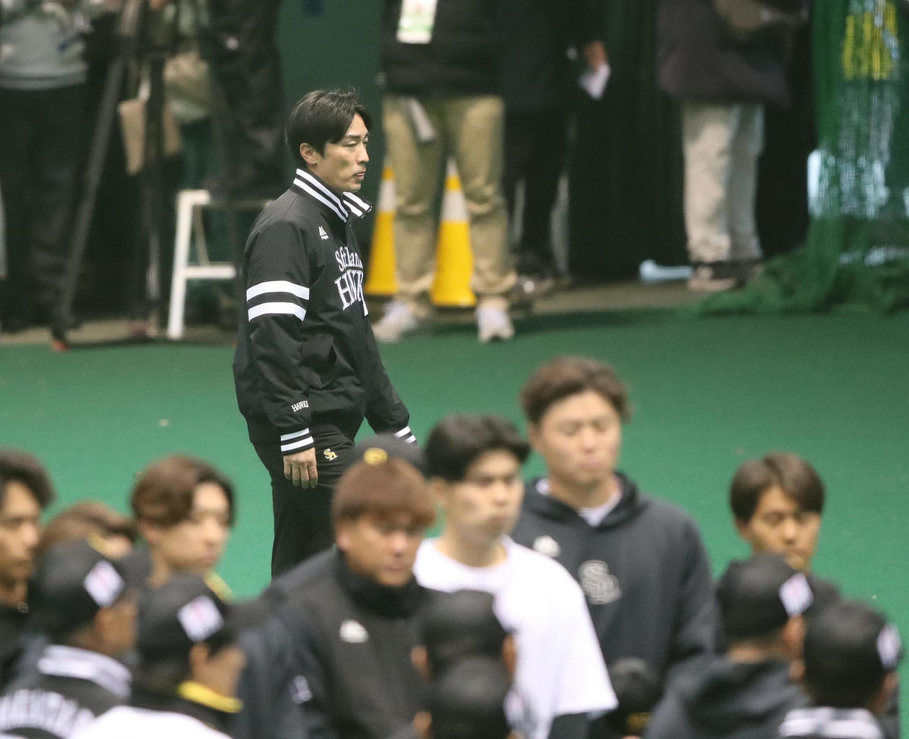 キャンプ初日の和田球団統括本部付アドバイザー（撮影・梅根麻紀）