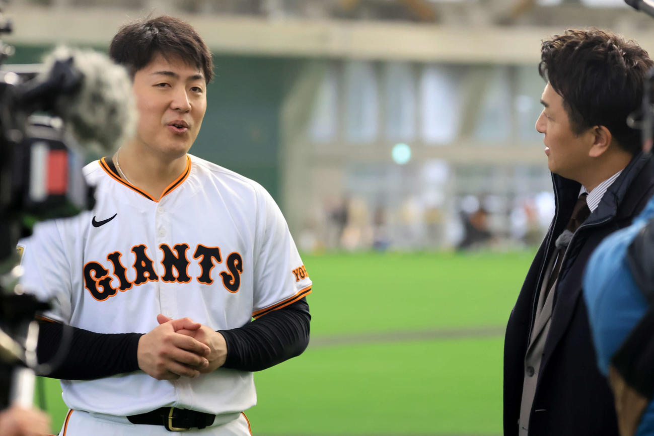キャンプ初日、高橋由伸氏（右）の質問に答える巨人岡本（撮影・浅見桂子）