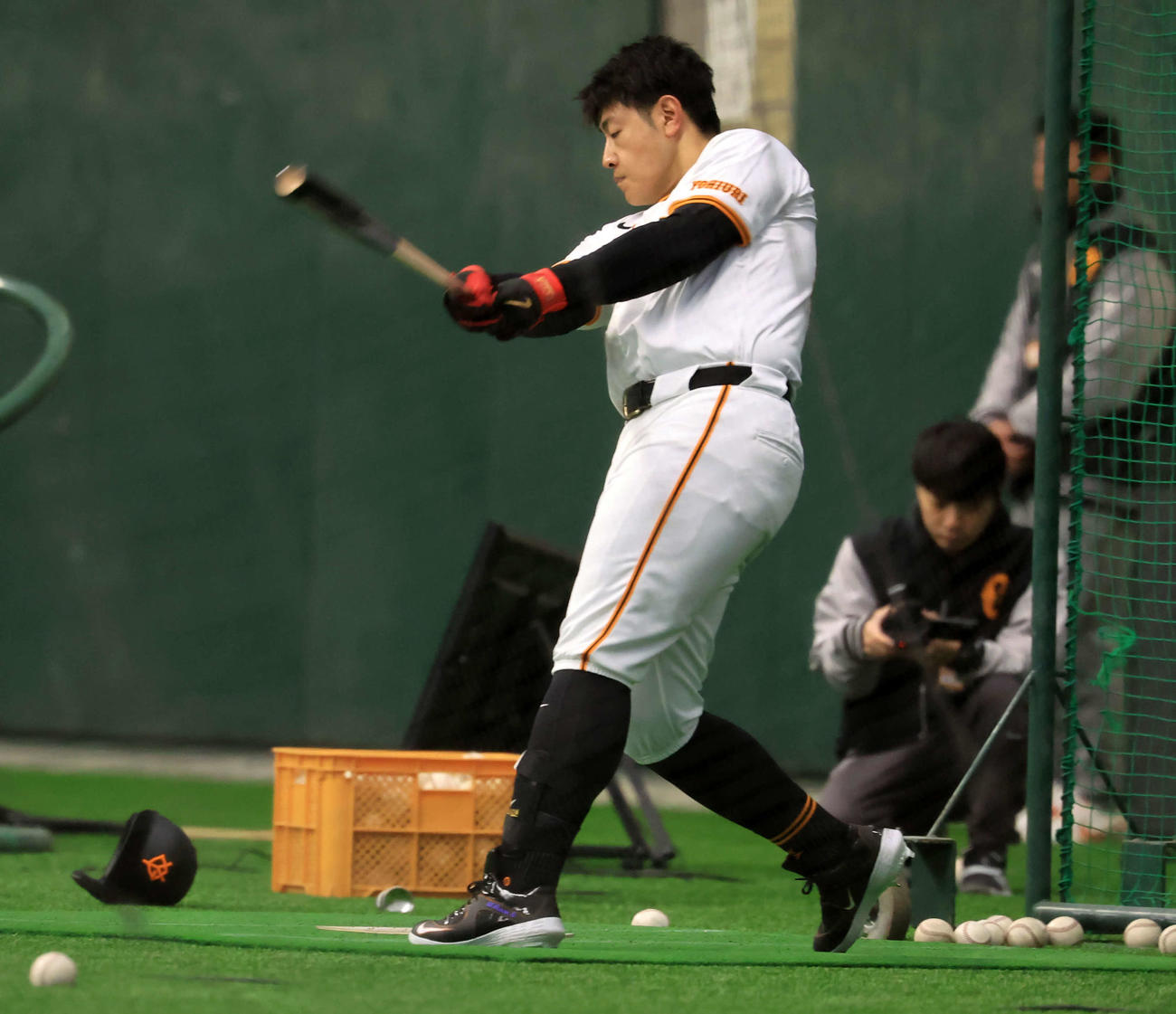 キャンプ初日、ティー打撃する巨人岡本（撮影・浅見桂子）