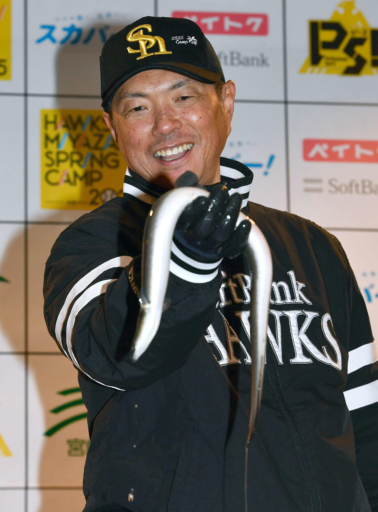 宮崎県から贈呈されたうなぎをつかみ、笑顔を見せるソフトバンク小久保監督（撮影・岩下翔太）