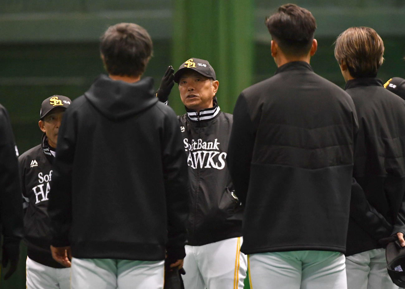 野手陣に話すソフトバンク小久保監督（撮影・岩下翔太）