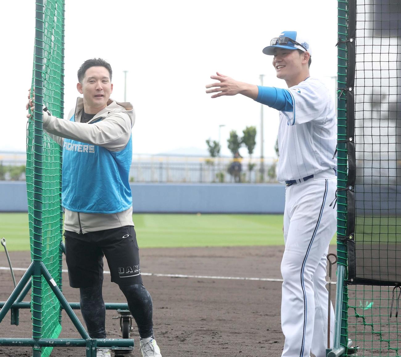 用具の片付けを手伝う杉谷氏（左）と話す日本ハム清宮幸（撮影・黒川智章）