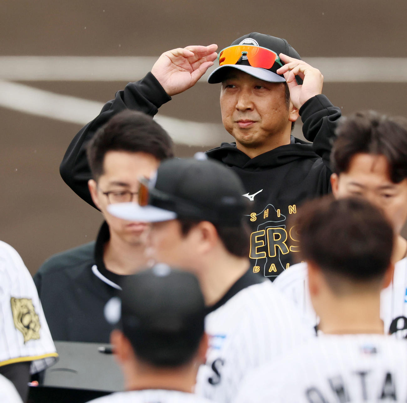 サングラスをさわる藤川監督（撮影・加藤哉）