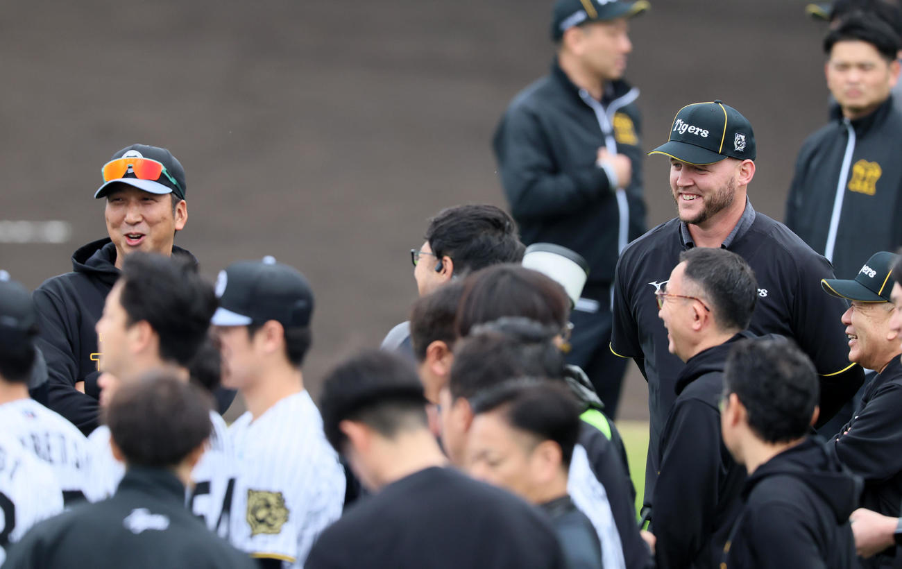 キャンプ初日、サンズ氏(右）と談笑する藤川監督（撮影・加藤哉）
