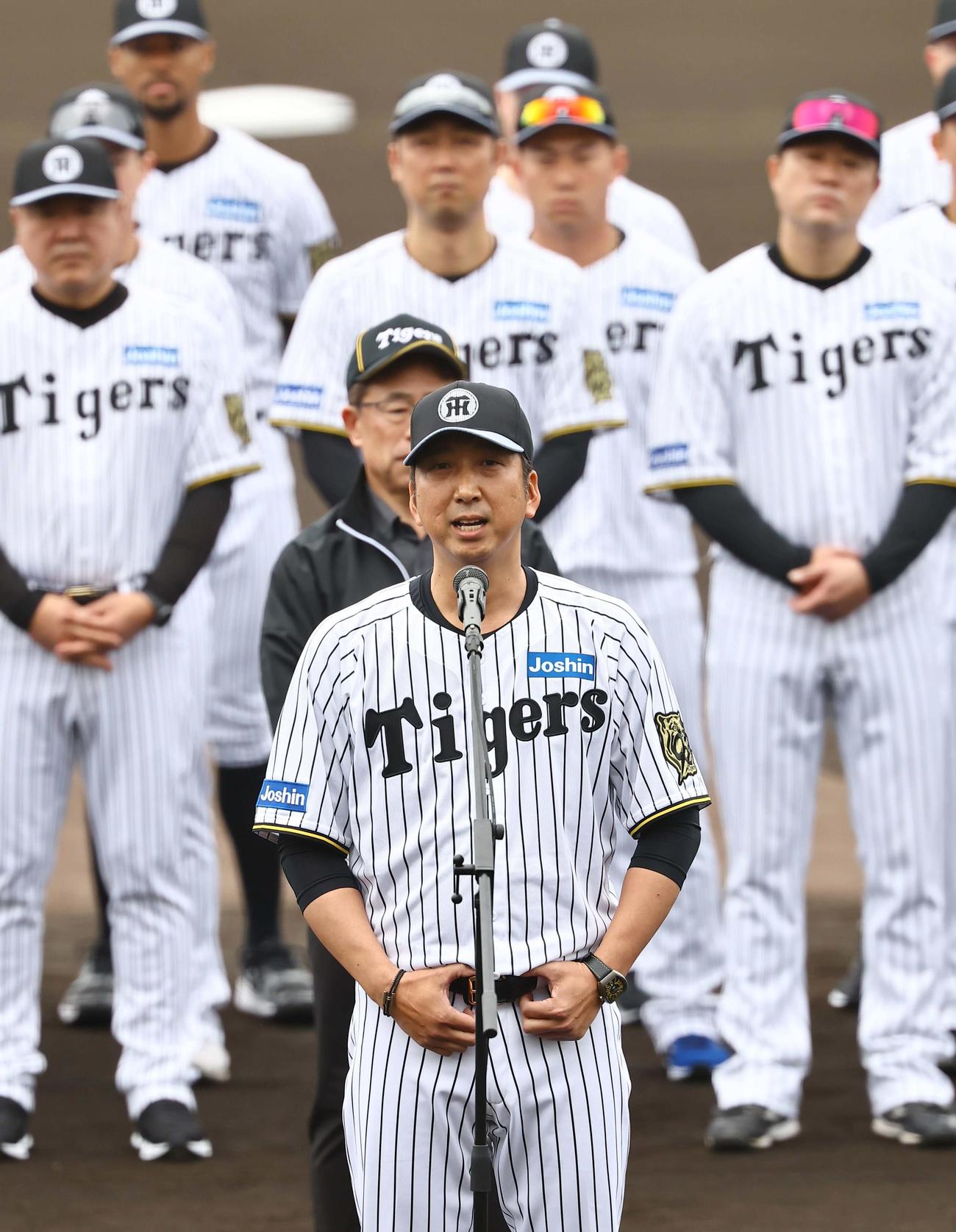 歓迎セレモニーであいさつをする藤川監督（撮影・上田博志）
