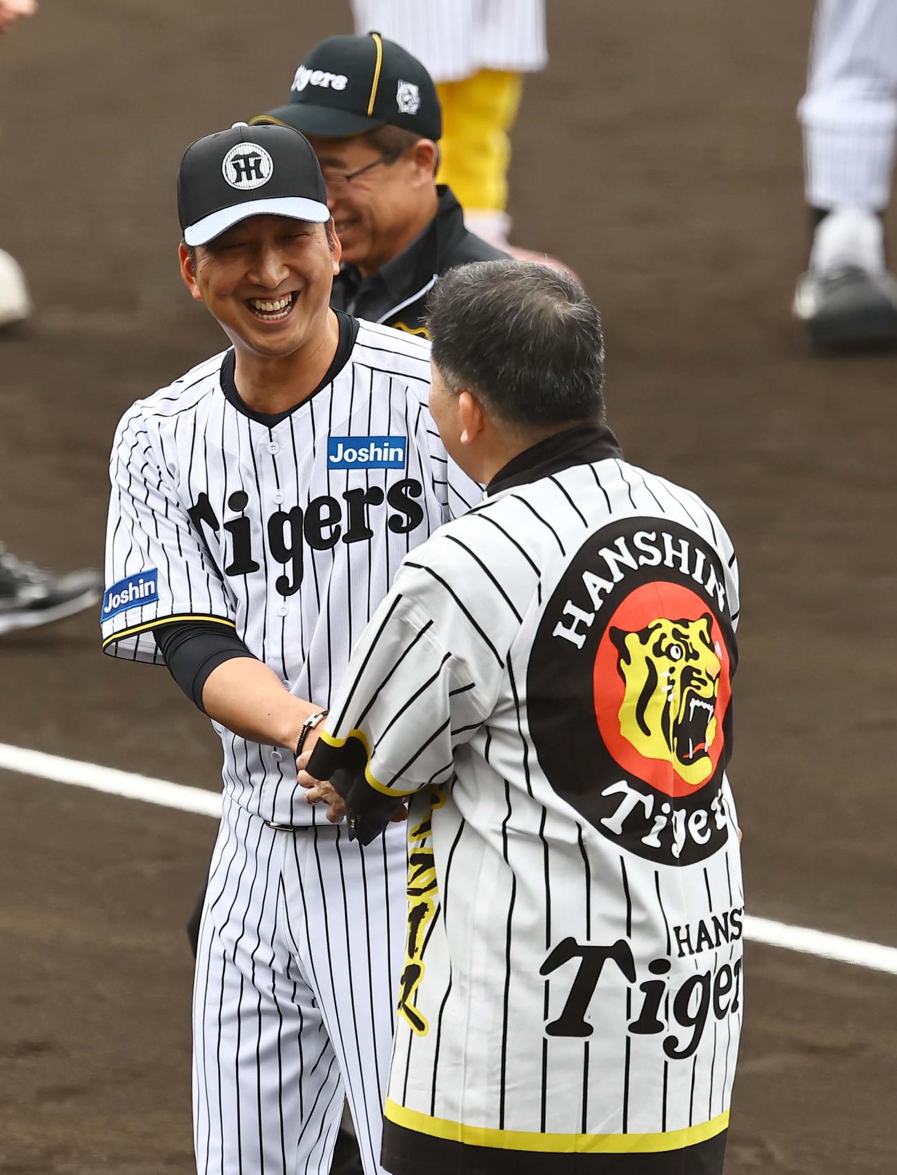 宜野座村・當眞村長（右）と笑顔で握手を交わす藤川監督（撮影・上田博志）