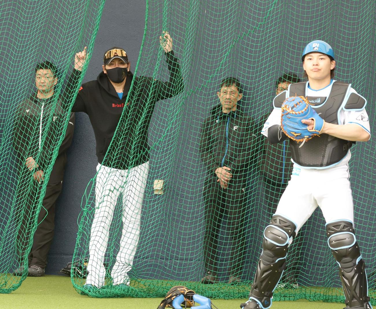 ブルペンで投球を見つめる日本ハム新庄監督（撮影・黒川智章）