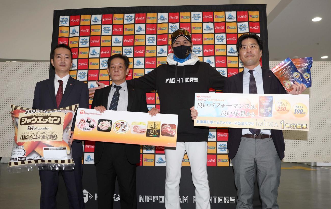 日本ハムから製品の贈呈を受ける日本ハム新庄監督（左から3人目）（撮影・黒川智章）