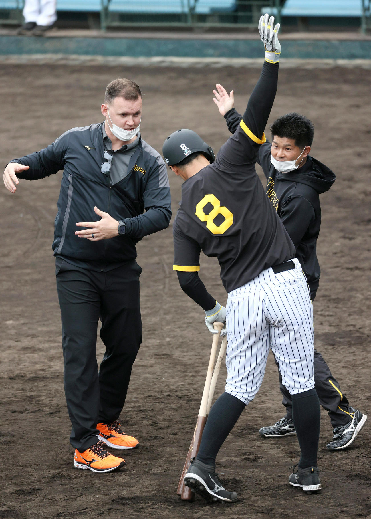 阪神佐藤輝（手前）を指導するサンズ氏（2023年2月20日撮影）