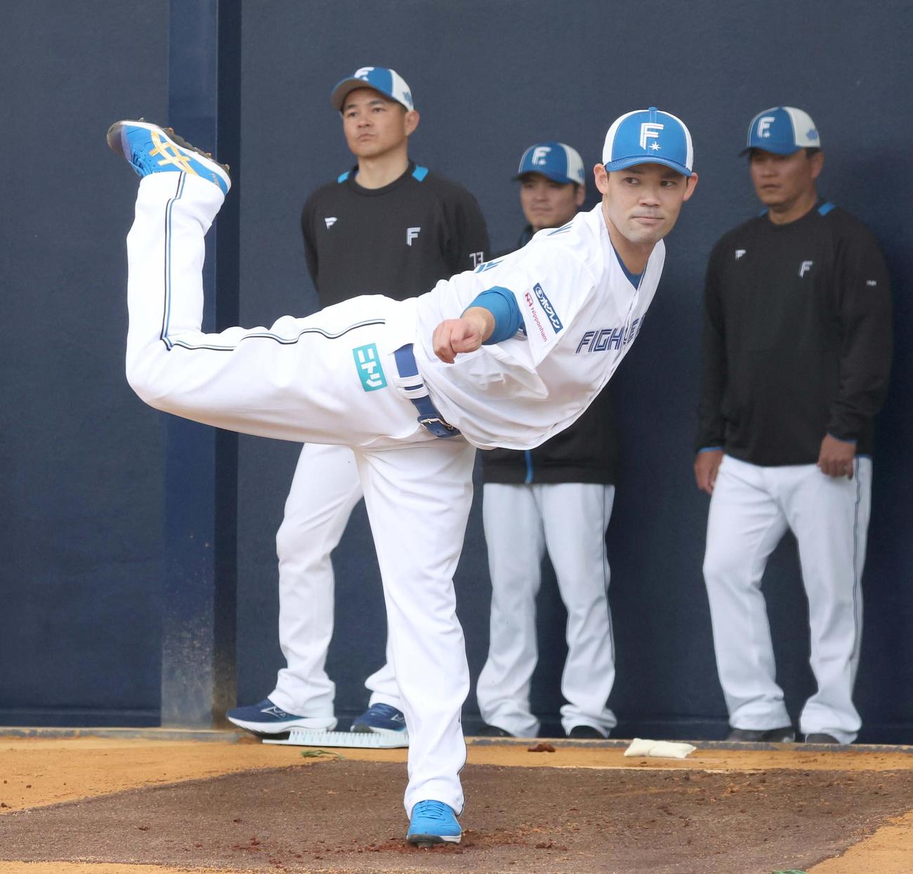 ブルペンで投球する日本ハム福谷（撮影・黒川智章）