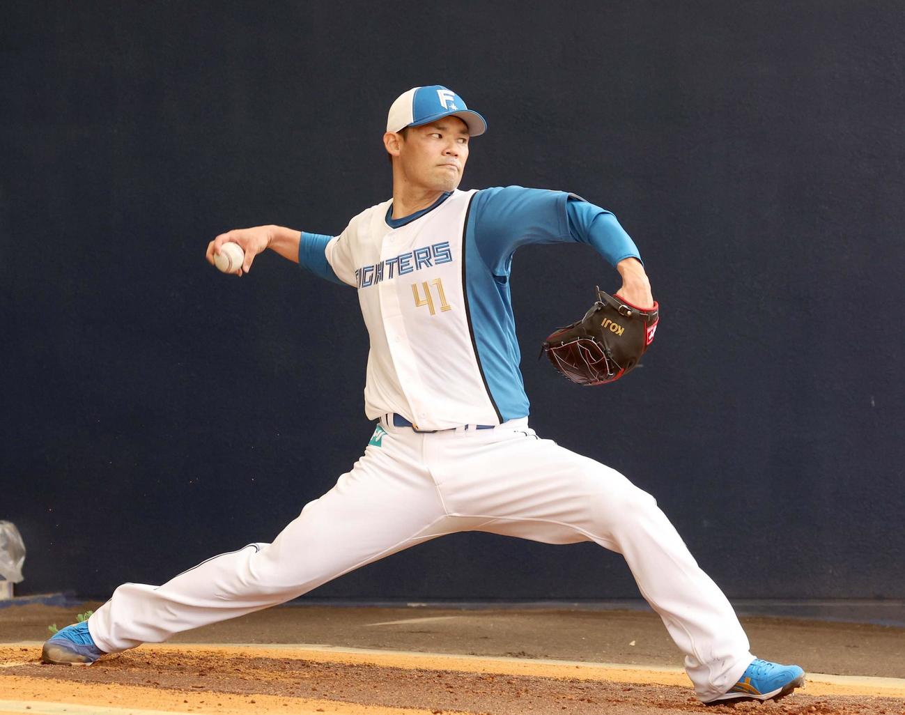 ブルペンで投球する日本ハム福谷（撮影・黒川智章）