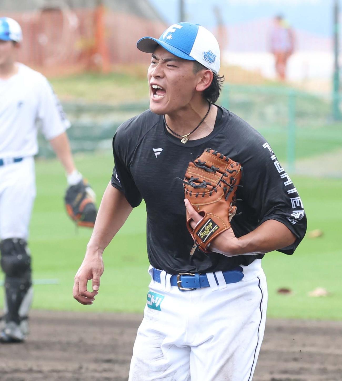 ノックを受け叫ぶ日本ハム野村（撮影・黒川智章）