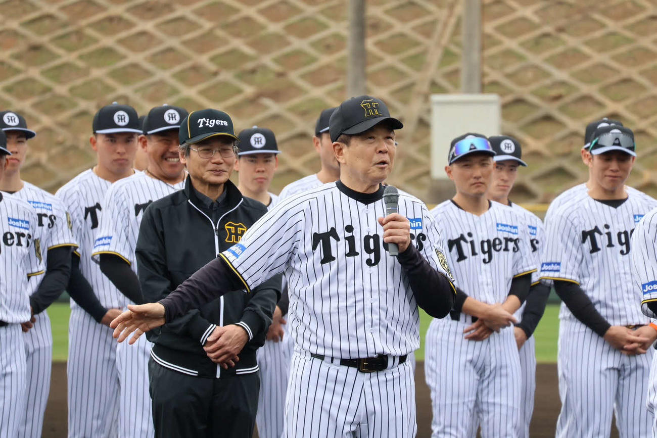 具志川キャンプのセレモニーであいさつする阪神平田2軍監督（撮影・山崎健太）