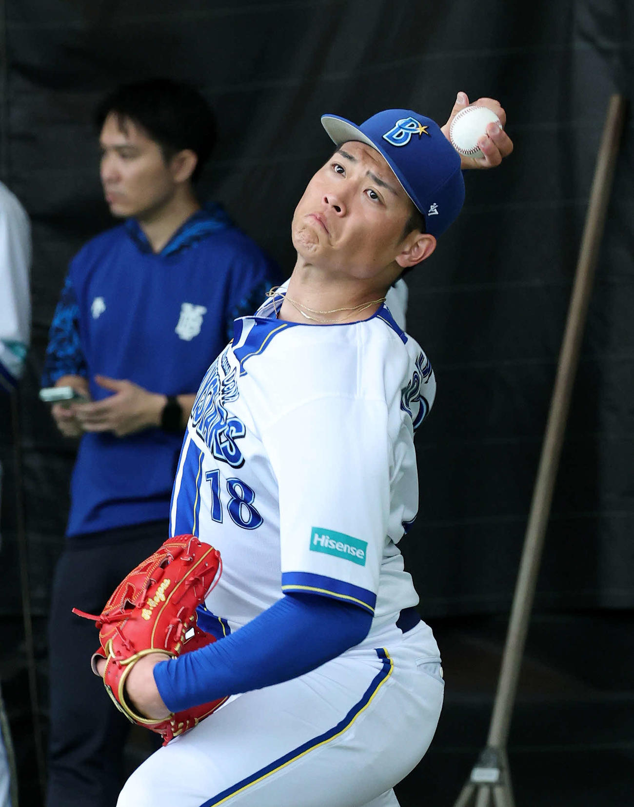 ブルペンで投球練習するDeNA小園（撮影・鈴木正人）