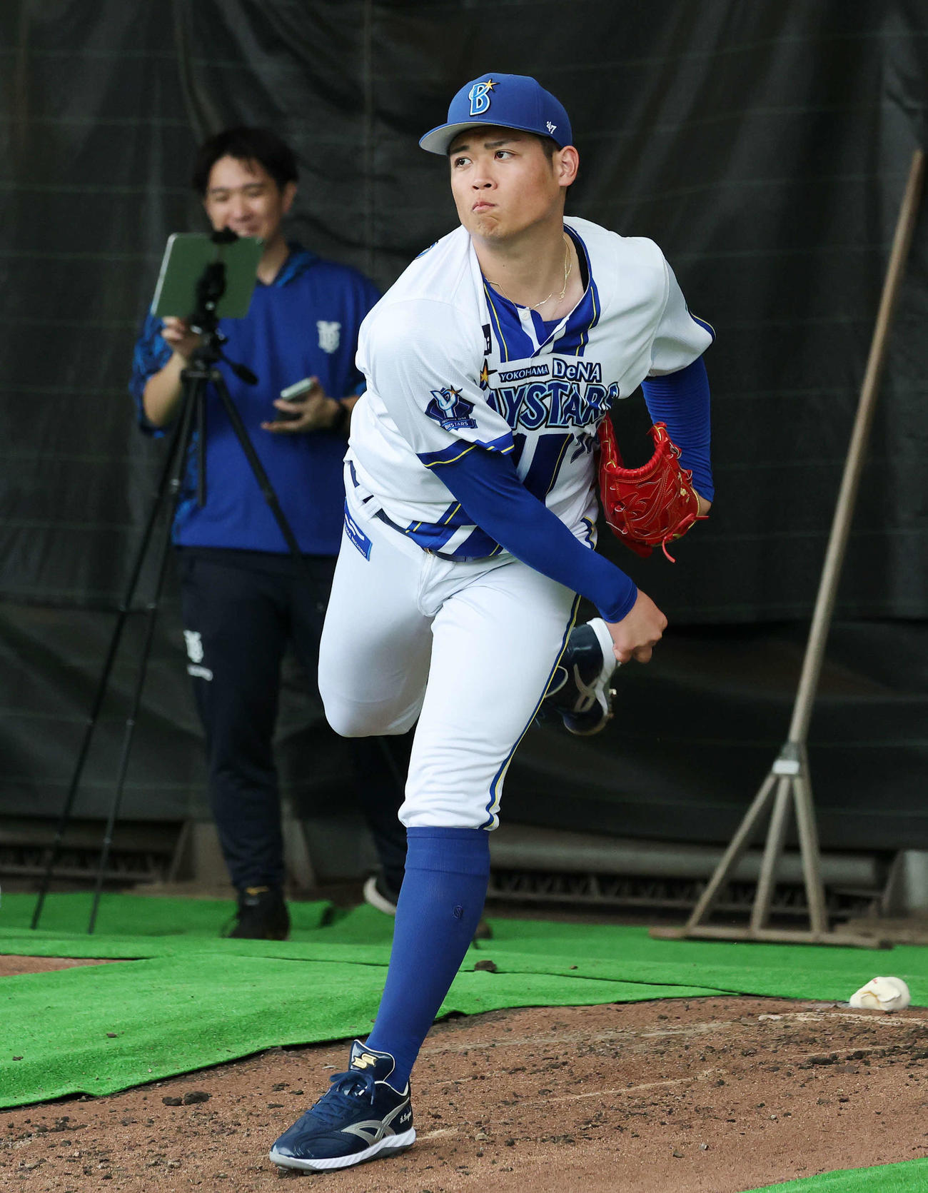ブルペンで投球練習するDeNA小園（撮影・鈴木正人）