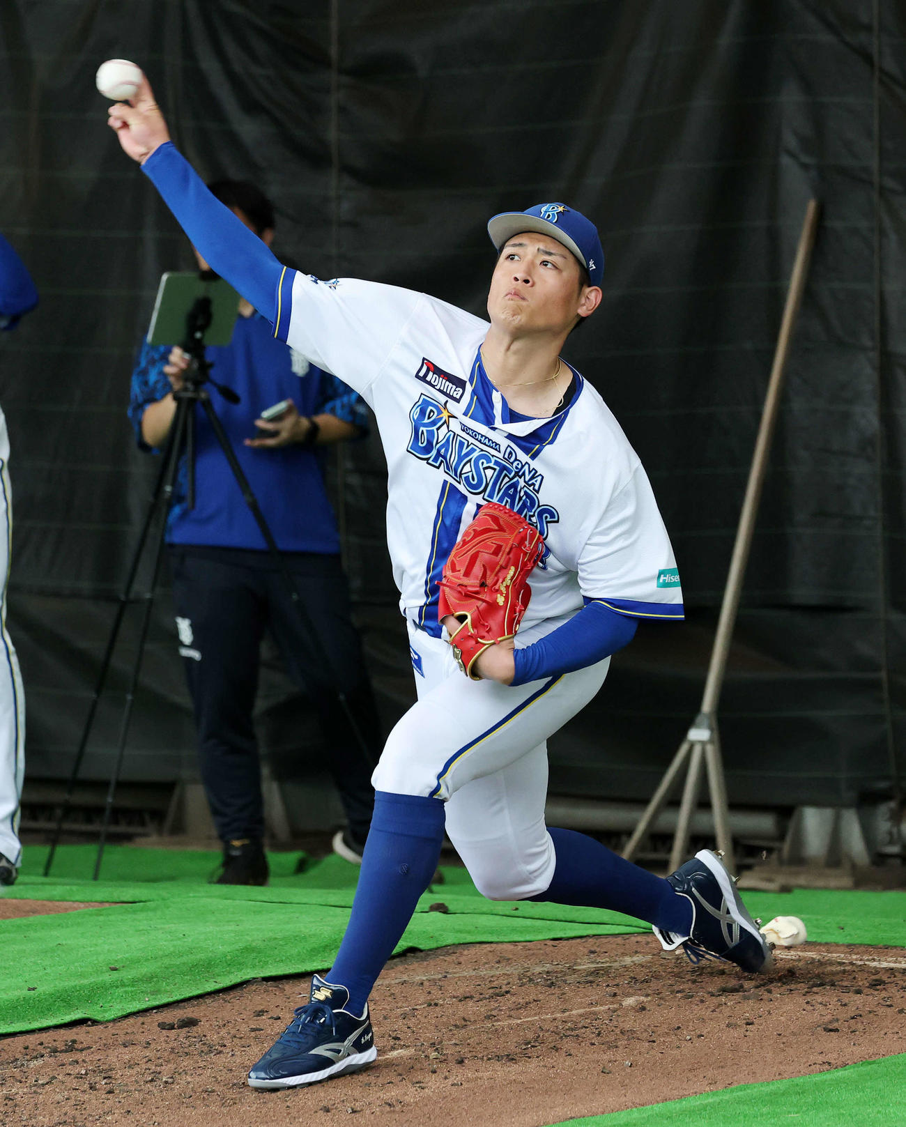 ブルペンで投球練習するDeNA小園（撮影・鈴木正人）