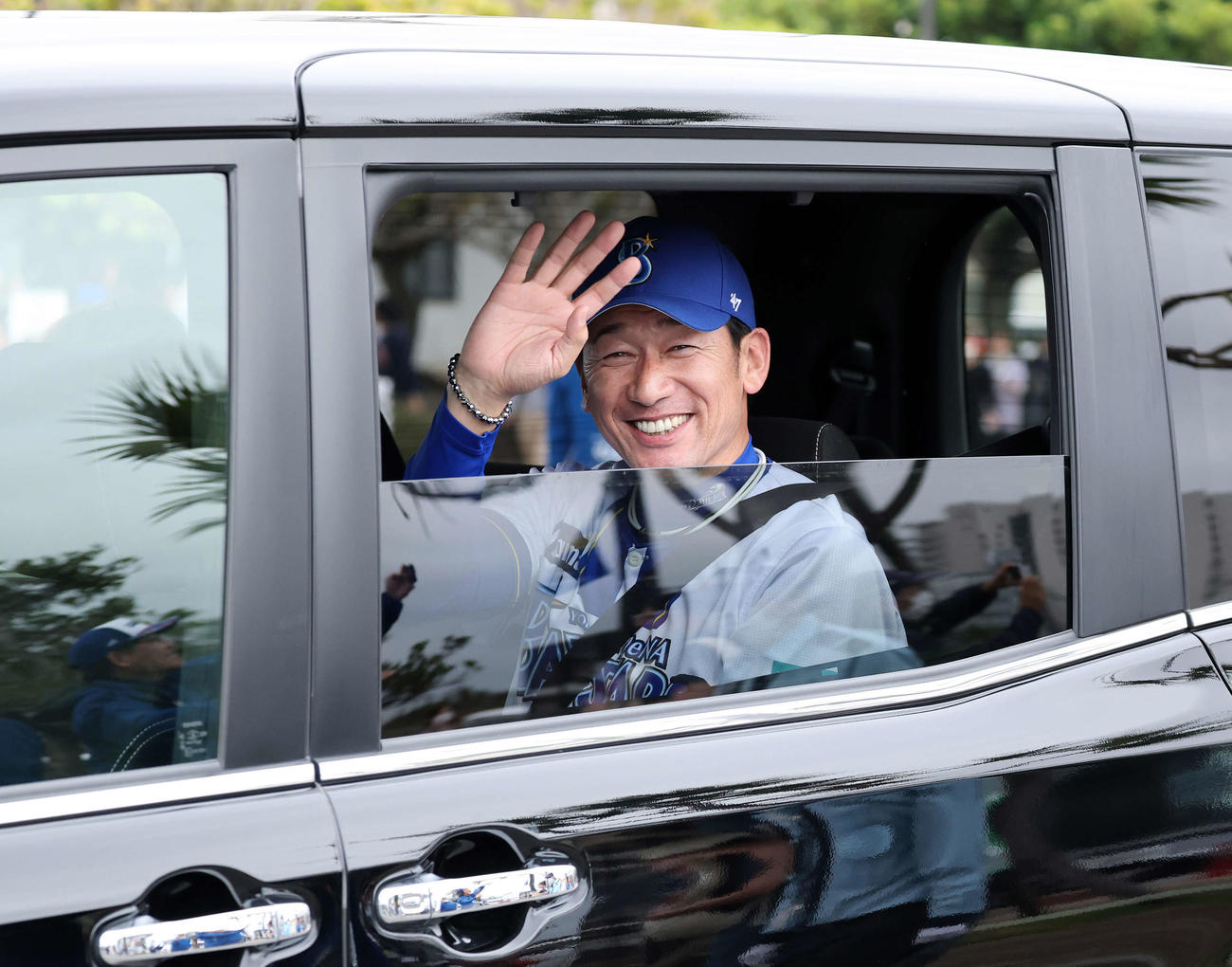 宜野湾市の日本一優勝パレードで手を振るDeNA三浦監督（撮影・鈴木正人）