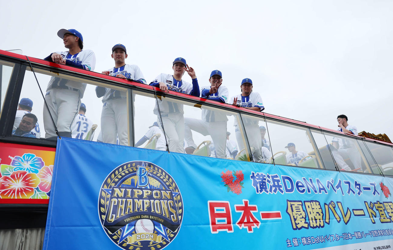 宜野湾市で日本一優勝パレードに臨むDeNAの選手たち（撮影・鈴木正人）