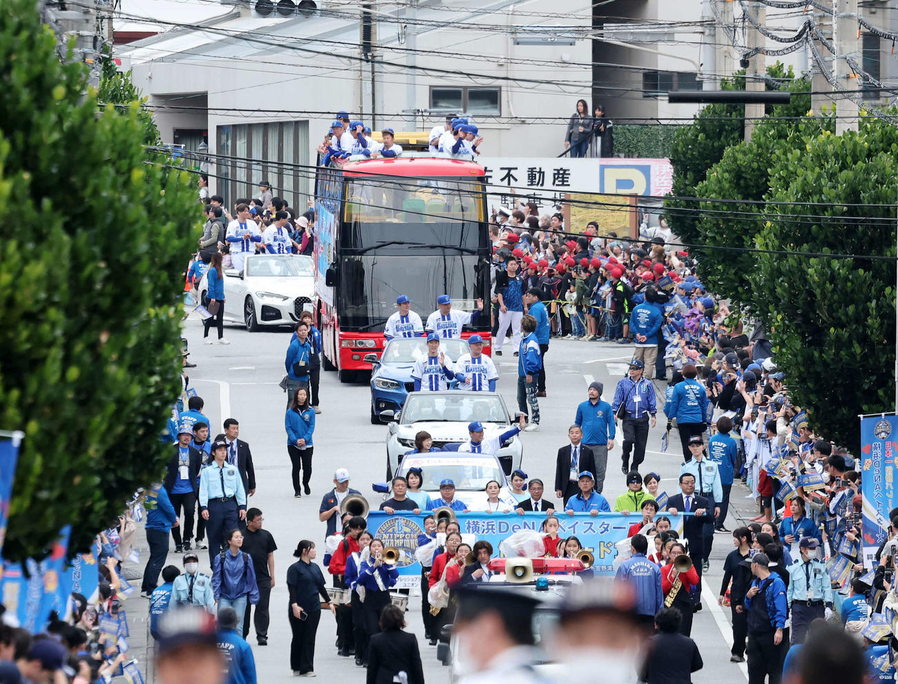宜野湾市で日本一優勝パレードをするDeNAの選手たち（撮影・鈴木正人）
