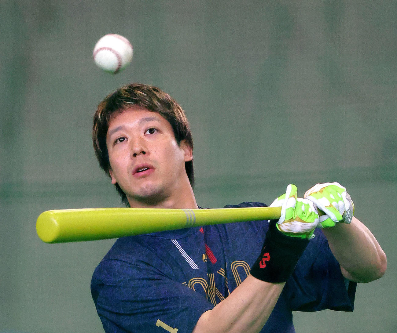 金髪メッシュに黄色いバットで特打に臨むヤクルト山田（撮影・河田真司）