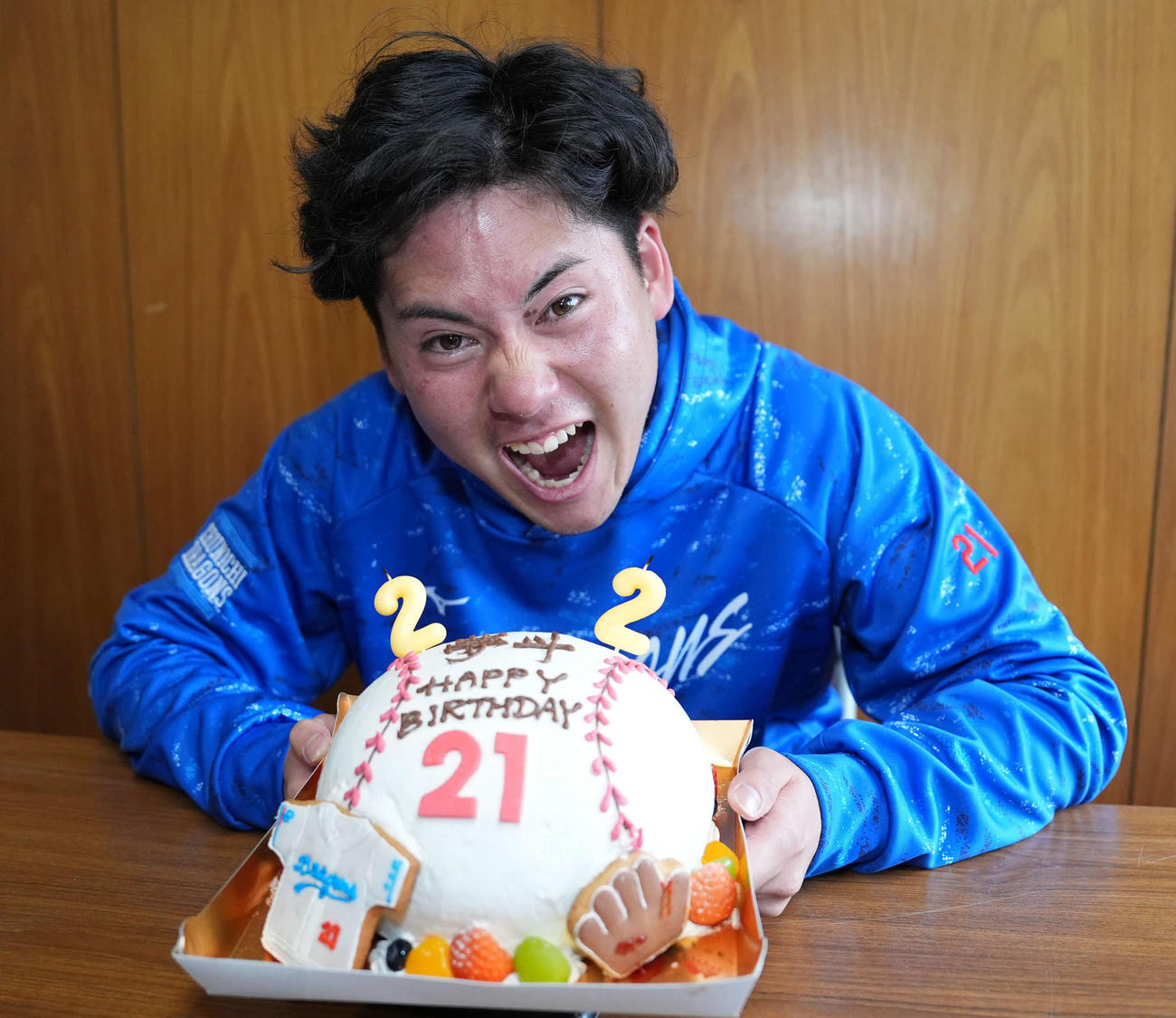 練習後、報道陣からプレゼントされたバースデーケーキを手に笑顔を見せる1日が誕生日の金丸（撮影・森本幸一）