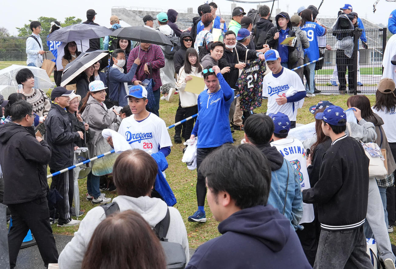 ファンの声援を受けながら施設を移動する金丸夢（中央）（撮影・森本幸一）